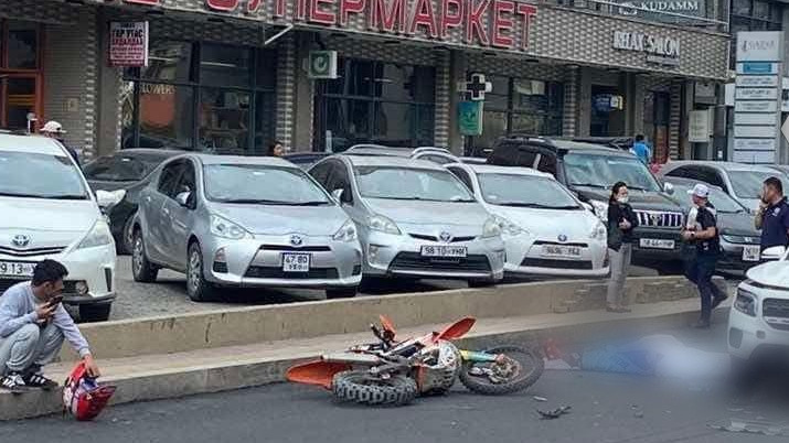 Кросс мотоцикл автомашинтай мөргөлсөн, ноцтой осол гарлаа